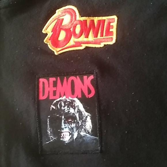 Boobs staring at my EyEz - Picture 1 of 12